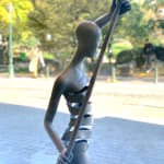 borigine belle fille sur un bateau contemporain bronze sculpture de jardin sculpture monumentale isabel miramontes décoration de jardin design piscine chaise art yi galerie bruxelles