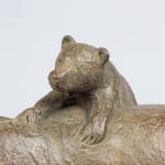 Drie berenwelpen schattige en schattige dieren hedendaagse bronzen beer sculptuur baby beer en moeder sophie verger