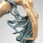 Heart of the horizon Liang Binbin hedendaagse sculptuur bronzen sculptuur een zwemmende vrouw sculptuur springt in water cirkel vormt een hartvorm van liefde met de blauwe aqua golf en zee sculptuur watersculptuur Art Yi galerie Brusselse kunstgalerie