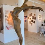 Schüttel alles mit mir ab Marc de Corte Skulptur einer tanzenden Frau Tanzskulptur Mädchenskulptur Gartenskulptur Bronzeskulptur zeitgenössische Skulptur Art Yi Galerie Brüsseler Kunstgalerie