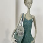 la cinquième avenue femme sculpture une jeune fille portant son chihuahua dans un sac sculpture figurative art contemporain Hedwige Leroux Galerie Art Yi Galerie d'art de Bruxelles