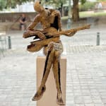 sculpture guitariste de Jacques Van Den Abeele sculpture musicien sculpture musique sculpture contemporaine sculpture bronze Galerie Art Yi Galerie d'art de Bruxelles