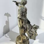 Le garçon pilote sculpture lieven D'haese sculpture contemporaine sculpture en bronze d'un petit garçon qui essaie de lancer un vol en papier dans le ciel sculpture d'enfant rêve d'enfance Galerie d'art Yi Galerie d'art de Bruxelles