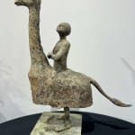 Twee benen giraffe sculptuur lieven D'haese hedendaagse sculptuur bronzen sculptuur van een jongetje dat op een giraffe rijdt dierensculptuur kind sculptuur droom kindertijd Art Yi gallery Brusselse kunstgalerie