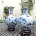 Paire de vases célestes bleus et blancs de style dynastie Qing à motifs de pivoines et de papillons (signés en bas à l'époque de Yongzheng) Tsai Hsiao-fang art céramique contemporain art céramique asiatique art porcelaine asiatique vase en céramique bleu vase en porcelaine bleue collection d'art Galerie d'art Yi Galerie d'art de Bruxelles
