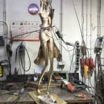 dietro le quinte hedwige leroux scultura contemporanea arte giardino scultura belle e ben vestite donne scultura in bronzo che guardano il suo smartphone scultura a grandezza umana di ragazza art yi galleria d'arte brussels