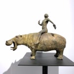 hippopotame lieven d'haese sculpture contemporaine en bronze d'un garçon chevauchant et jouant avec un art de la sculpture hippopotame sculpture animalière sculpture enfant rêve d'enfance Art Yi galerie d'art à bruxelles