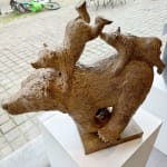 Große, schnelle Bärenskulptur Sophie Verger Tierskulptur Bärensammlung zeitgenössische Skulptur zwei süße kleine Bären auf dem Rücken einer Bärenmutter und zusammen laufend Kunstsammlung Bärensammlung Art Yi Galerie Brüsseler Kunstgalerie