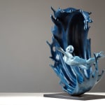 puissantes vagues sculpture contemporaine en bronze Liang Binbin artiste chinois sculpture de la mer bleue une belle fille nageant ou surfant dans une grande vague sculpture art