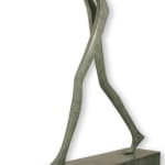 sculpture monumentale en bronze à grand pas sculpture contemporaine d'Isabel Miramontes pour l'art du jardin conception de jardin un homme marchant vers son avenir à grands pas Galerie Art Yi Galerie d'art de Bruxelles