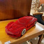 La Ferra, roter Ferrari, zeitgenössische Autoskulptur, Luxusautosammlung, Autoskulptur, Rennwagenmodell, Metallkunst, Jean Paul Kala, Art Yi Gallery, Brüssel