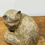 le chat sylvie debray gaudissart sculpture animalière contemporaine en bronze sculpture chat sculpté assis et regardant galerie d'art bruxelles belgique art yi