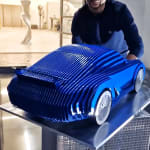 Safari blauwe luxe raceauto sculptuur Jean Paul Kala hedendaagse auto sculptuur Art Yi-galerij Kunstgalerij Brussel