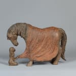 een schattig meisje warm houden met haar schattige paardensculptuur hedendaagse bronzen dierensculptuur sophie verger art yi brusselse kunstgalerij