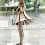 Isabel Miramontes hedendaags bronzen beeld abstracte kunst engelbeeldhouwwerk een mooi meisje dat verrast wordt door haar jurk die door de wind wordt opgeblazen