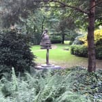 Isabel Miramontes Hedendaagse bronzen sculptuur Abstracte kunst tuinsculptuur menselijke maat Mira een dansend meisjesbeeld dat haar dre