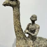Sculpture girafe à deux pattes lieven D'haese sculpture contemporaine sculpture en bronze d'un petit garçon qui monte une girafe sculpture animalière sculpture enfant rêve enfance Galerie d'art Yi Galerie d'art de Bruxelles