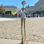 Stedelijke vrijheid hedendaagse vrouwensculptuur van Hedwige Leroux modern stadsmeisje op een wiel stadswandeling bronzen sculptuur figuratieve sculptuur in Art Yi-galerie in Brussel