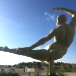 Der Weg nach vorn Skulptur Marc de Corte Sportlerskulptur Tanzskulptur Nackte menschliche Skulptur Gartenskulptur Bronzeskulptur Zeitgenössische Skulptur Art Yi Galerie Brüsseler Kunstgalerie