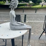 antworte mir, Hedwige Leroux, zeitgenössische Skulptur, Bronzekunst, schöne und feine Frau, die auf ihrem Smartphone zusieht und auf eine Antwort wartet, Kunst, Yi Art Gallery, Brüssel