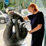 Skulptur von zwei Nashörnern, süße und entzückende Tierskulpturen, zeitgenössische Bronzeskulpturen für Gartenskulpturen, Tierskulpturen von Sophie Verger in der Art Yi-Galerie in Brüssel