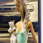 hollywood boulevard hedwige leroux une belle et belle ville contemporaine fille femme sculpture en bronze avec un petit chien dans son bras marchant dans la rue