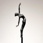 Tendez la main, sculpture miniature de fille dansante de Marc de Corte, sculpture contemporaine en bronze, sculpture de femme, sculpture de danse à la galerie Art Yi à Bruxelles