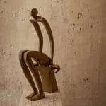Isabel miramontes sculpture contemporaine en bronze art abstrait sculpture décoration design minimalisme interrogation un homme assis sculpture regardant l'étoile