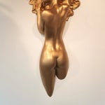 Close to me goldene Skulptur an der Wand Marc de Corte tanzende Frauenskulptur Mädchenskulptur Tanzskulptur nackte menschliche Skulptur Wandskulptur Bronzeskulptur zeitgenössische Skulptur Art Yi Galerie Brüsseler Kunstgalerie