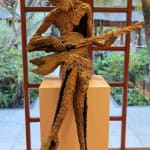 sculpture guitariste de Jacques Van Den Abeele sculpture musicien sculpture musique sculpture contemporaine sculpture bronze Galerie Art Yi Galerie d'art de Bruxelles
