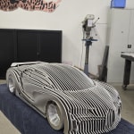 ChironaLuxus-Rennwagenskulptur. Jean Paul Kala zeitgenössische Autoskulptur Art Yi-Galerie Brüsseler Kunstgalerie