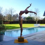 Schud het allemaal van je af Marc de Corte dansende vrouw sculptuur danssculptuur meisje sculptuur tuinsculptuur bronzen sculptuur hedendaagse sculptuur Art Yi-galerij Kunstgalerij Brussel