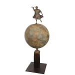 Thuiskomen lieven d'haese hedendaagse bronzen sculptuur een jongen vliegende sculptuur kindersculptuur vliegsculptuur uit de kindertijd Art Yi tuin beeldentuin art design kunstgalerie in brussel