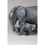 Promenade sculpture éléphant Sophie Verger une famille de mère éléphant et ses bébés éléphants marchent joyeusement ensemble sculpture animalière sculpture en bronze sculpture contemporaine Galerie Art Yi Galerie d'art de Bruxelles