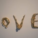 LIEFDESBRIEFsculptuur van Marc de Corte, hedendaags bronzen beeldhouwwerk, gepersonaliseerd gedicht met zin, woordsculptuur in de Art Yi-galerij in Brussel