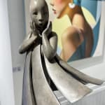 Engel passeert Isabel Miramontes dansend meisje sculptuur monumentale sculptuur tuinsculptuur hedendaagse bronzen sculptuur een mooi meisje verrast door haar jurk die door de wind wordt opgeblazen Art Yi-galerij Kunstgalerij Brussel