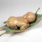 Süße Träume Babyskulptur Liang Binbin süßes Baby schläft auf blauem Wasser Bronzeskulptur zeitgenössische Skulptur Art Yi Galerie Brüsseler Kunstgalerie