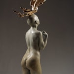 méditation sculpture contemporaine en bronze de Liang binbin belle femme croise les doigts et prie pour les vœux art de l'eau Galerie Art Yi Galerie d'art de Bruxelles
