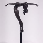 T for Trust (s) miniatuur dansend meisjesbeeld van Marc de Corte hedendaagse bronzen sculptuur vrouwenbeeld dansbeeld in Art Yi-galerij in Brussel