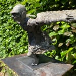 Icarus lieven d'haese eigentijdse bronzen sculptuur een jongen vliegende sculptuur kindersculptuur vliegsculptuur uit de kindertijd Art Yi tuin beeldentuin art design kunstgalerie in brussel