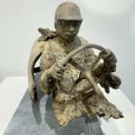 meester van de snelheid racewagen sculptuur van Lieven D'Haese een jongen bestuurt een racewagen hedendaagse sculptuur bronzen sculptuur Art Yi Gallery Brusselse kunstgalerie