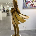 Engel geht vorbei Isabel Miramontes Skulptur eines tanzenden Mädchens monumentale Skulptur Gartenskulptur zeitgenössische Bronzeskulptur ein schönes Mädchen überrascht, dass ihr Kleid vom Wind verweht wird Art Yi Galerie Brüsseler Kunstgalerie