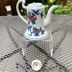 Qing-dynastie stijl blauw en wit en rood onderglazuur pioen theepot (onderkant gesigneerd "Playing Jade") Tsai Hsiao-fang hedendaagse keramische kunst aziatische keramische kunst aziatische porseleinen kunst blauwe keramische vaas blauwe porseleinen vaas kunstcollectie Art Yi galerie Brusselse kunstgalerie
