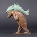 Un ours nommé Sisyphe mignon et adorable sculpture d'ours en bronze contemporain animal portant un poisson sophie verger