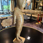 Kleine Mann-Junge-Skulptur Isabel Miramontes zeitgenössische Skulptur Bronzeskulptur Innenarchitektur im Hotel Barsey von Warwick Art Yi Galerie Brüsseler Kunstgalerie