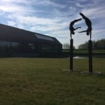 Onze sociale afstand Marc de Corte dansende vrouw sculptuur paar sculptuur paar dans sculptuur meisje sculptuur naakt menselijke sculptuur tuinsculptuur bronzen sculptuur hedendaagse beeldhouwkunst Art Yi-galerij Kunstgalerij Brussel
