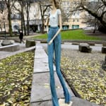 Montmartre hedendaagse vrouwensculptuur Parijse meisjessculptuur Hedwige Leroux bronzen sculptuur hedendaagse vrouwensculptuur stadsmeisjessculptuur zijn Art Yi galerie Brusselse kunstgalerie