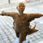 Bijna vliegend lieven d'haese eigentijds bronzen beeld een jongen die zijn arm tegen de wind opent om te vliegen kindbeeldhouwwerk kindertijd vliegend beeldhouwkunst tuinbeeld tuinkunst ontwerp Art Yi kunstgalerie in brussel