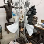 Maanlicht dansend meisje sculptuur van Hedwige Leroux hedendaagse bronzen sculptuur danseres vrouw sculptuur een meisje in een groene jurk die vrijelijk danst Art Yi galerie in Brussel