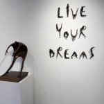 leef je droom lettersculptuur van Marc de Corte hedendaagse bronzen sculptuur gepersonaliseerde zin gedicht woordsculptuur in Art Yi galerie in Brussel